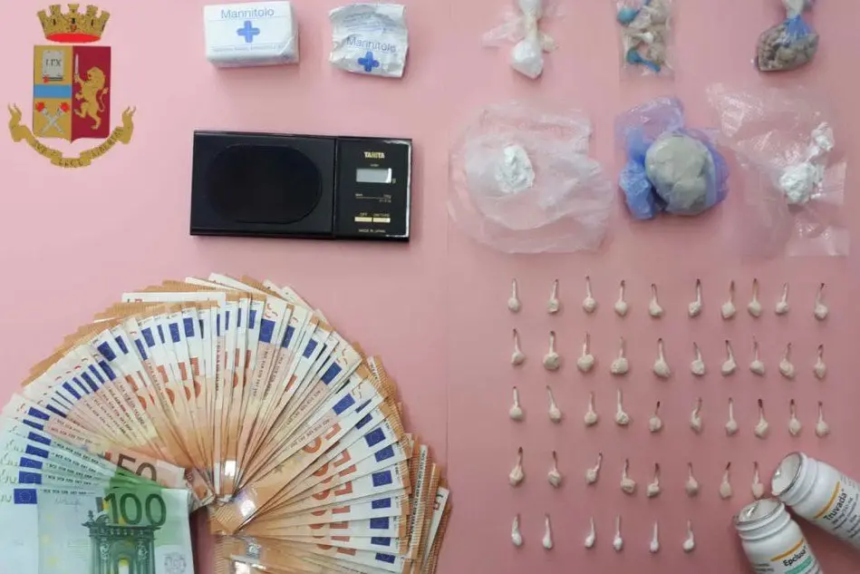 La droga e il denaro sequestrati (Foto Polizia di Stato)