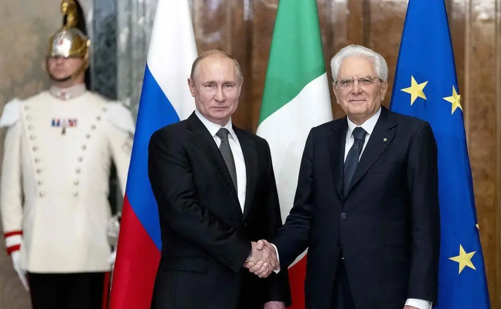 La stretta di mano tra i due