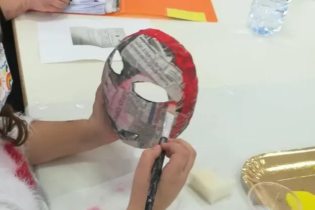 Una maschera realizzata dai bambini (foto concessa)