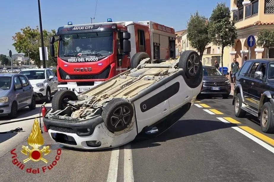 Auto ribaltata in via dei Lidi