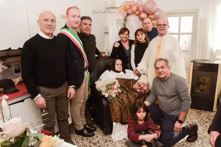 Zia Vittorina Bissiri con familiari e amministratori (foto concessa)