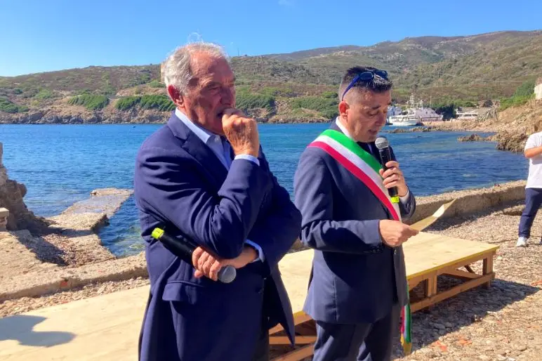L'ex magistrato Grasso e il sindaco Mulas all'Asinara (foto Pala)