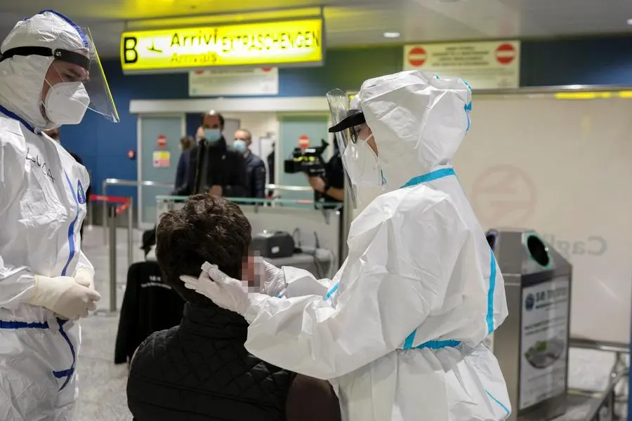 Controlli all'aeroporto di Elmas (Archivio L'Unione Sarda)