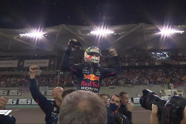 Verstappen in trionfo (foto Twitter)