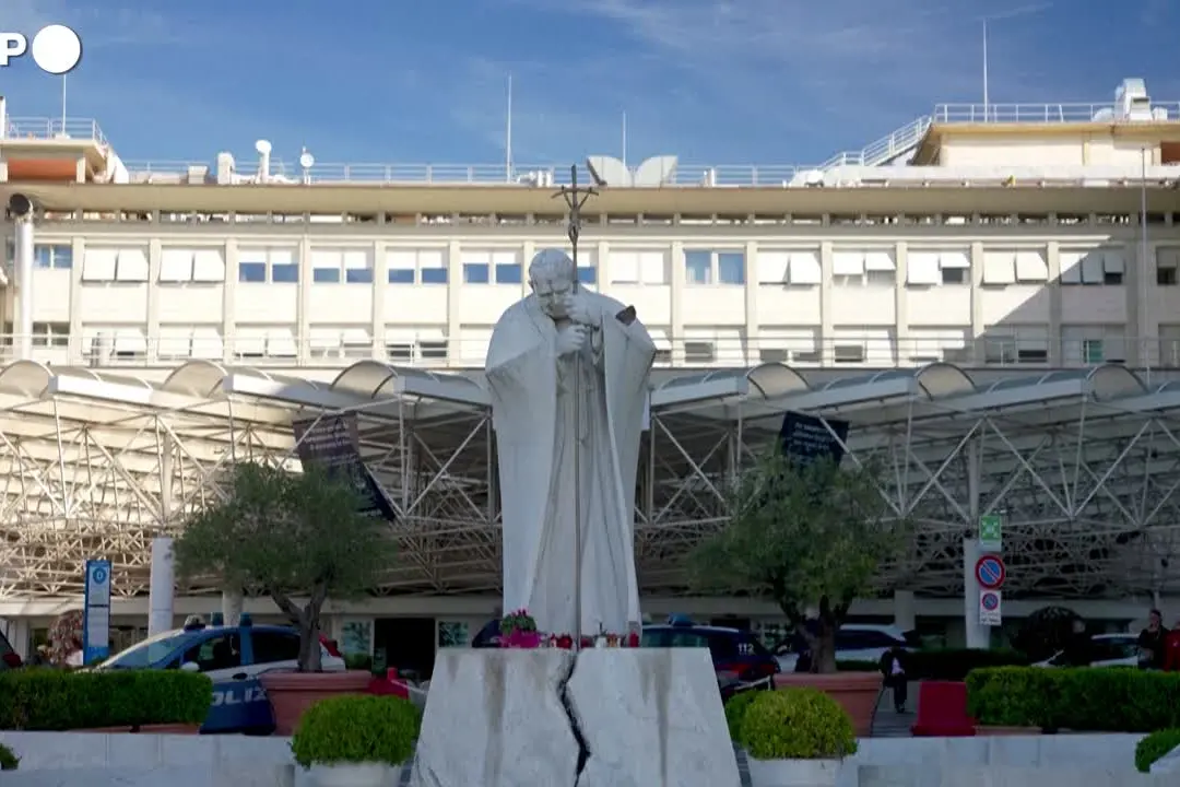 All’esterno dell’Ospedale Gemelli dove Papa Leone XIV è stato operato
