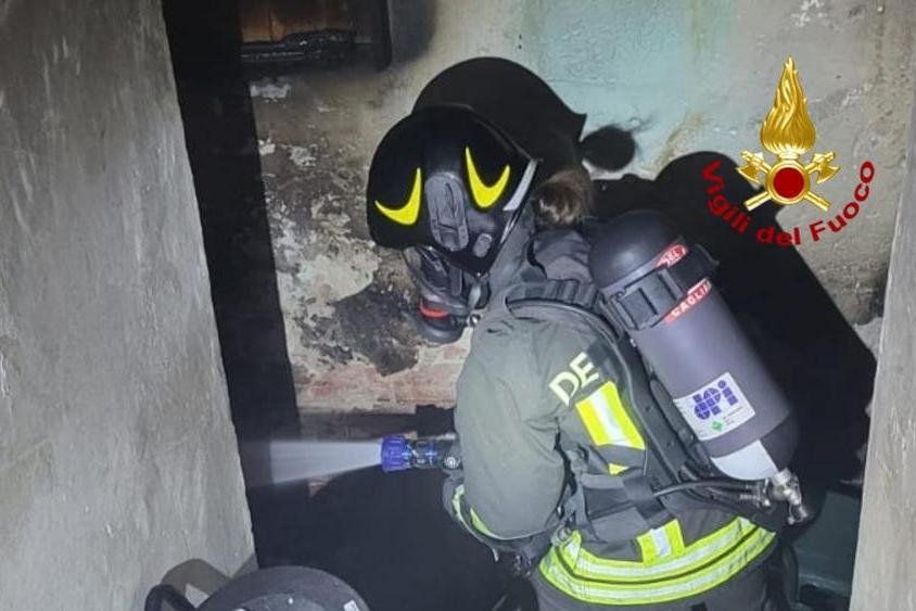 Iglesias, incendio nel seminterrato di una palazzina: evacuati tutti gli inquilini