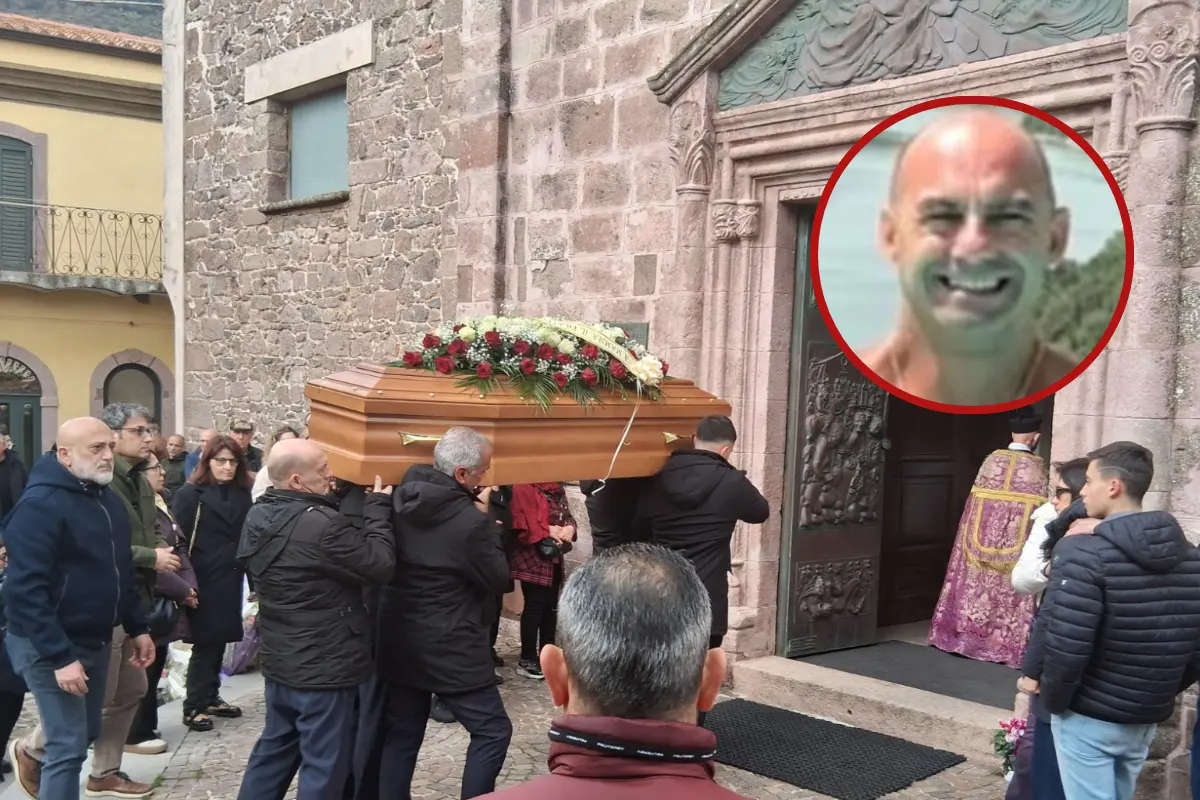 Il funerale di Gianstefano Fara, nel tondo (Foto: Francesco Oggianu)