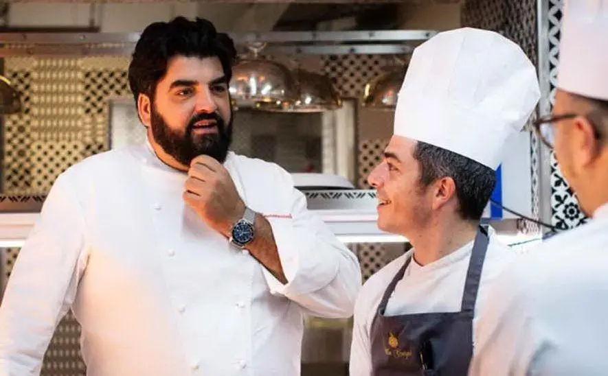 In cucina con la sua brigata