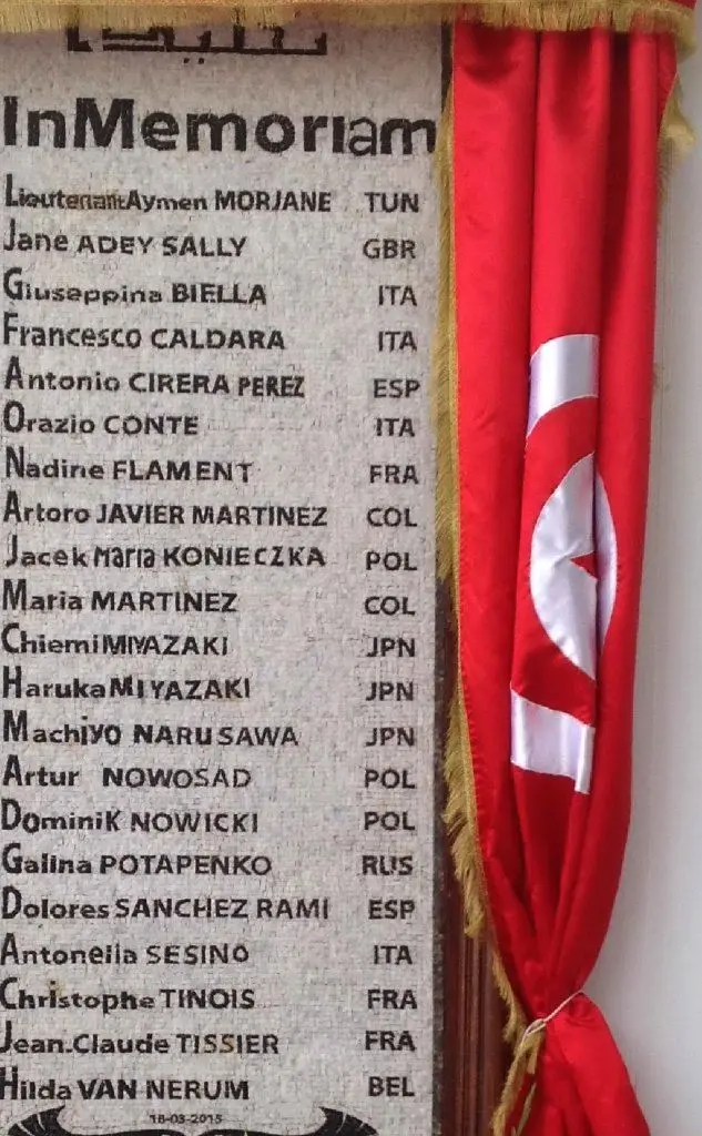 Una stele con l'elenco delle vittime