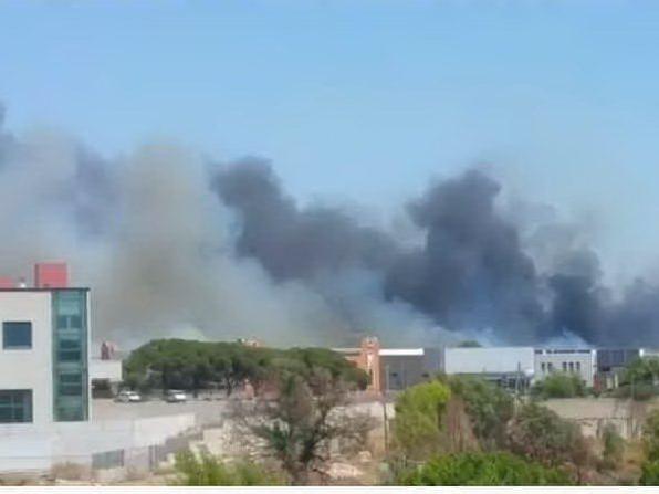 Cagliari, incendio in via Agricoltura. Il fuoco minaccia le aziende