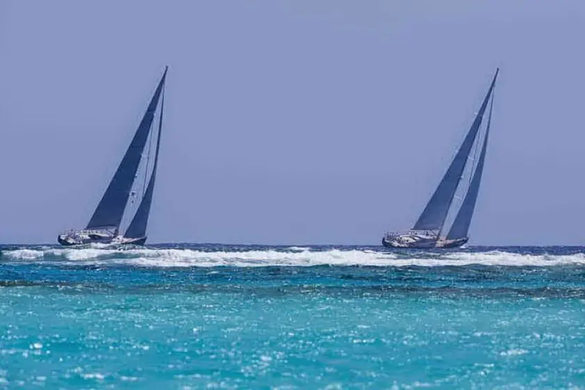 Superyacht in una regata allestita dallo YCCS (Archivio L'Unione Sarda)