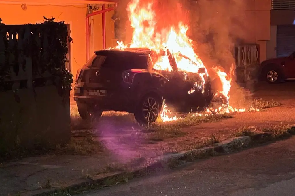L'auto avvolta dalle fiamme (foto Murru)