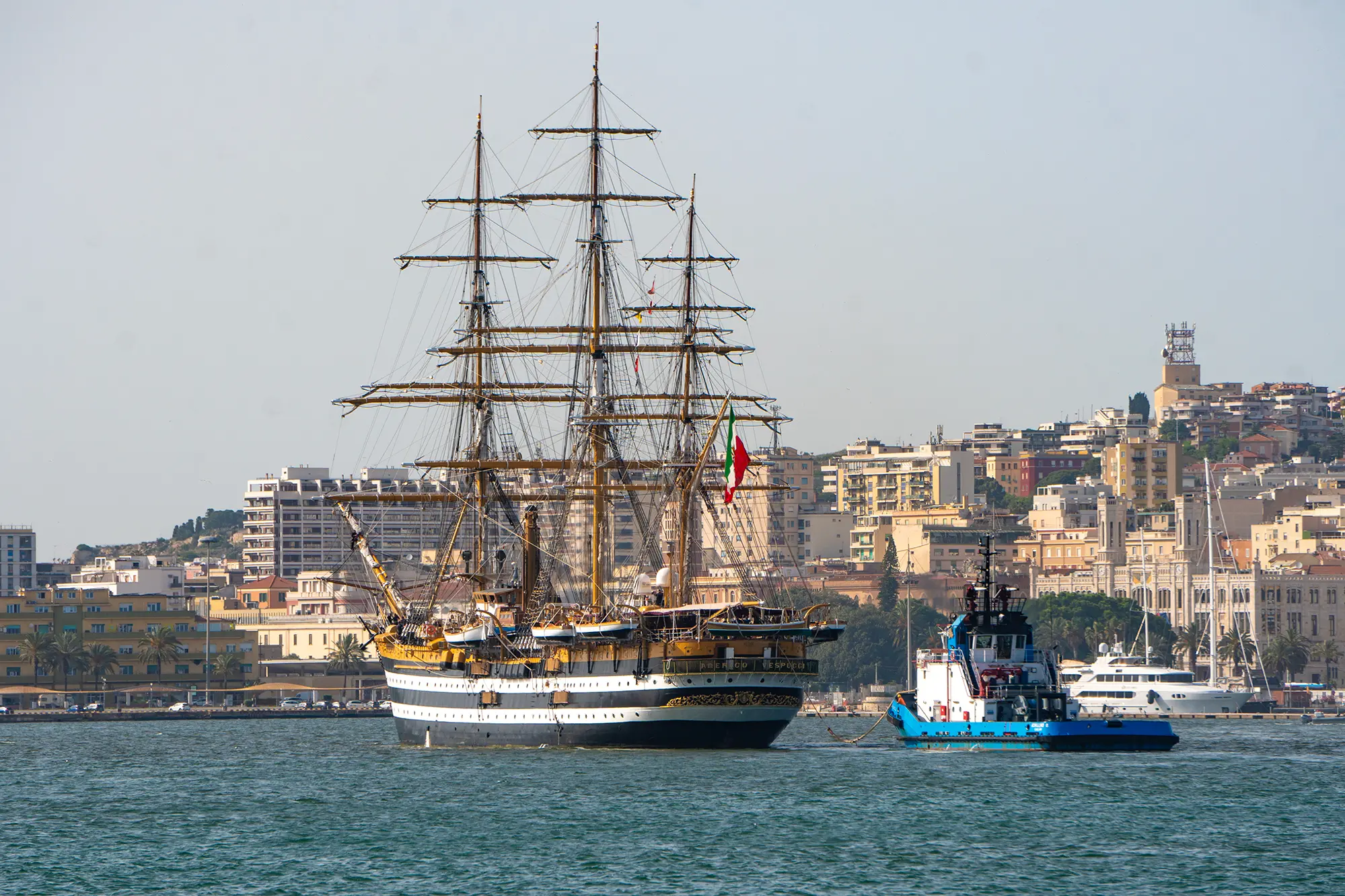 Das Vespucci-Schiff in Cagliari (L'Unione Sarda)