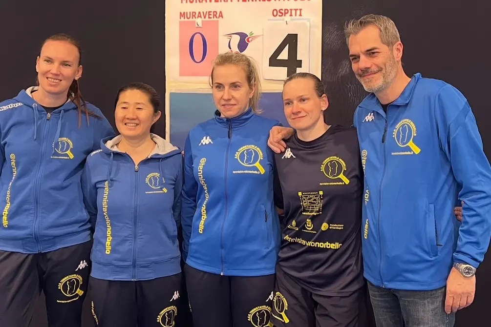 La squadra del Norbello, da sin. la coach Olga Dzelinska, Tan Wenling, Magdalena Sikorska, il presidente Simone Carrucciu (Foto M.C.)