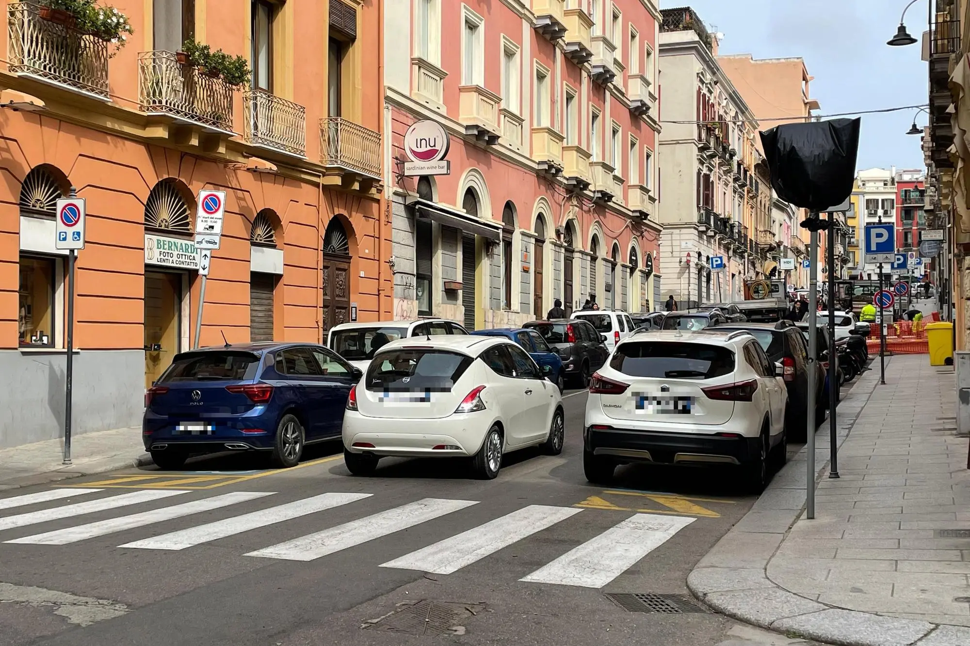 Cagliari, auto in via Sassari (foto Spignesi)