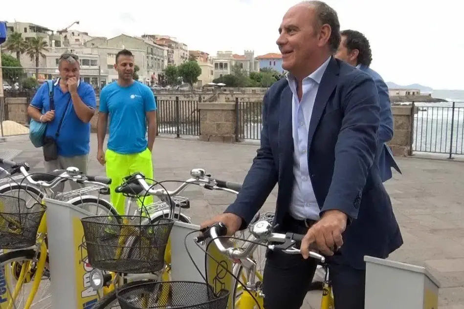 Il sindaco Mario Bruno inaugura il servizio di bike sharing