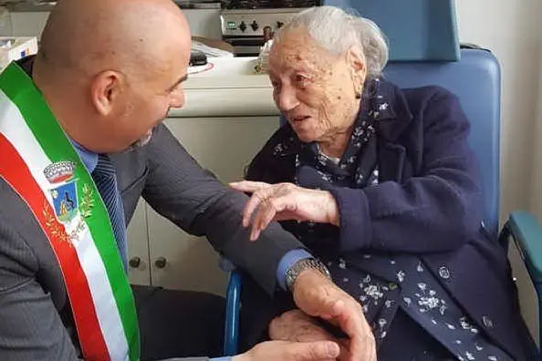 Giuseppina Projetto con il sindaco di Montelupo, Paolo Masetti (foto da gonews.it)