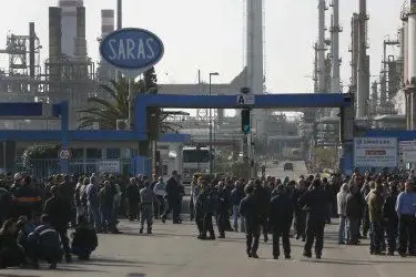 L'ingresso dello stabilimento della Saras