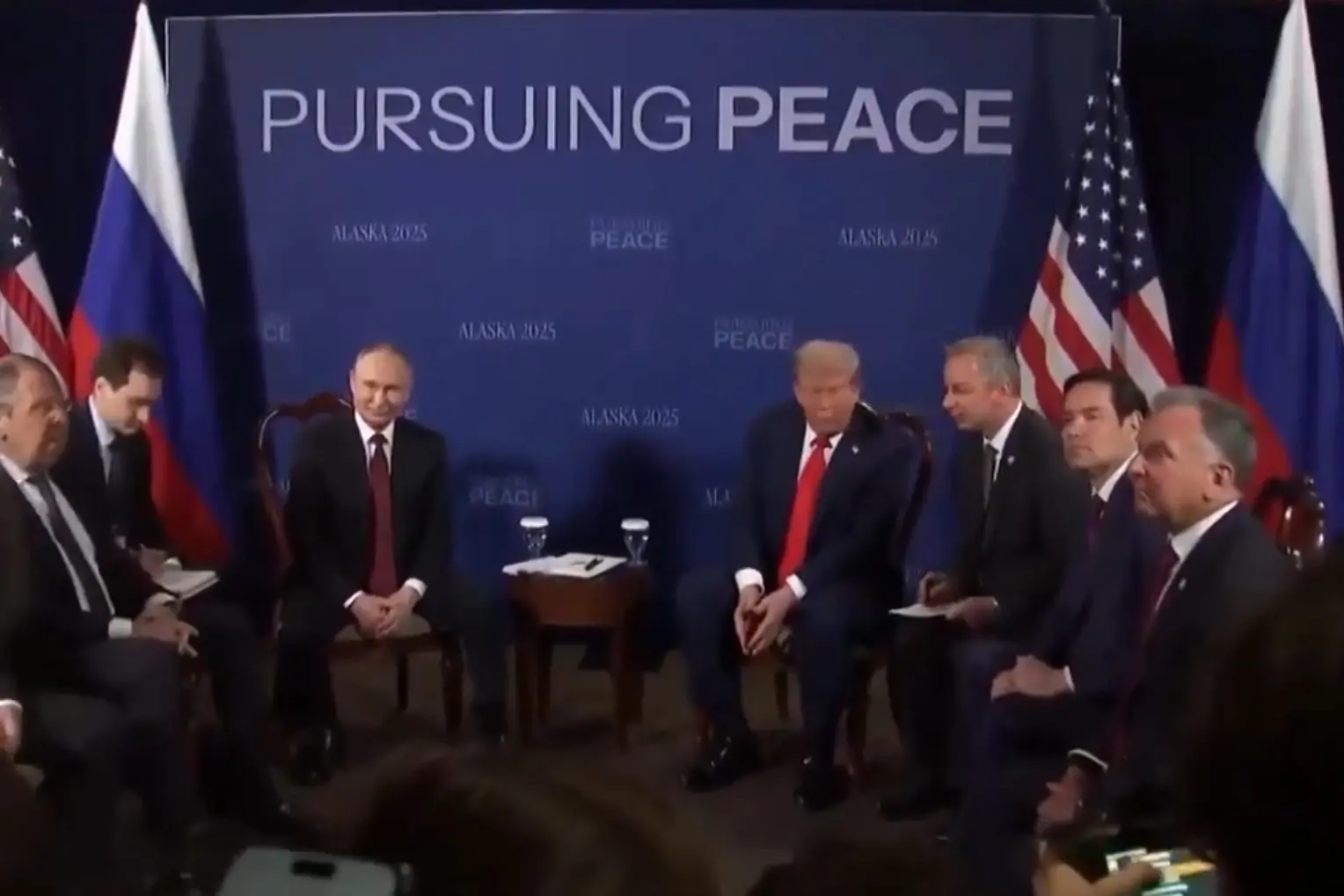 Trump, Putin e i consiglieri riuniti