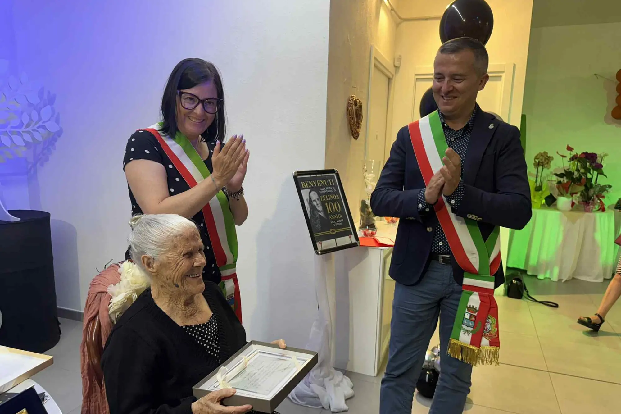 Zelinda con il sindaco di Tortolì e di Sadali