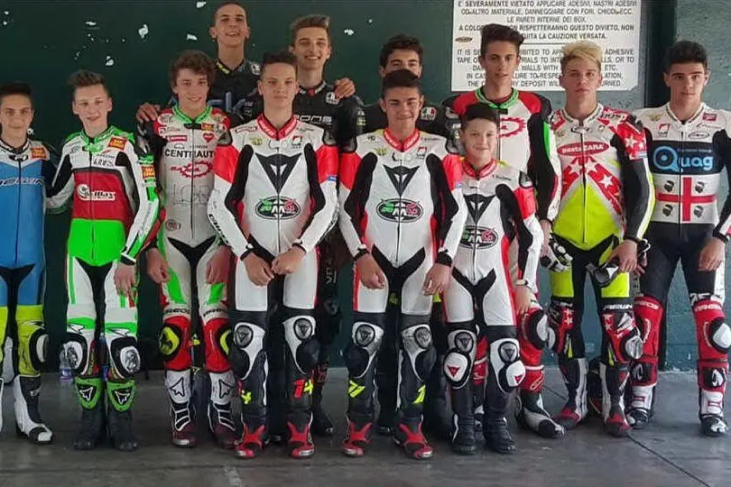 I talenti del motociclismo in una foto di gruppo, Sulis è il primo da destra