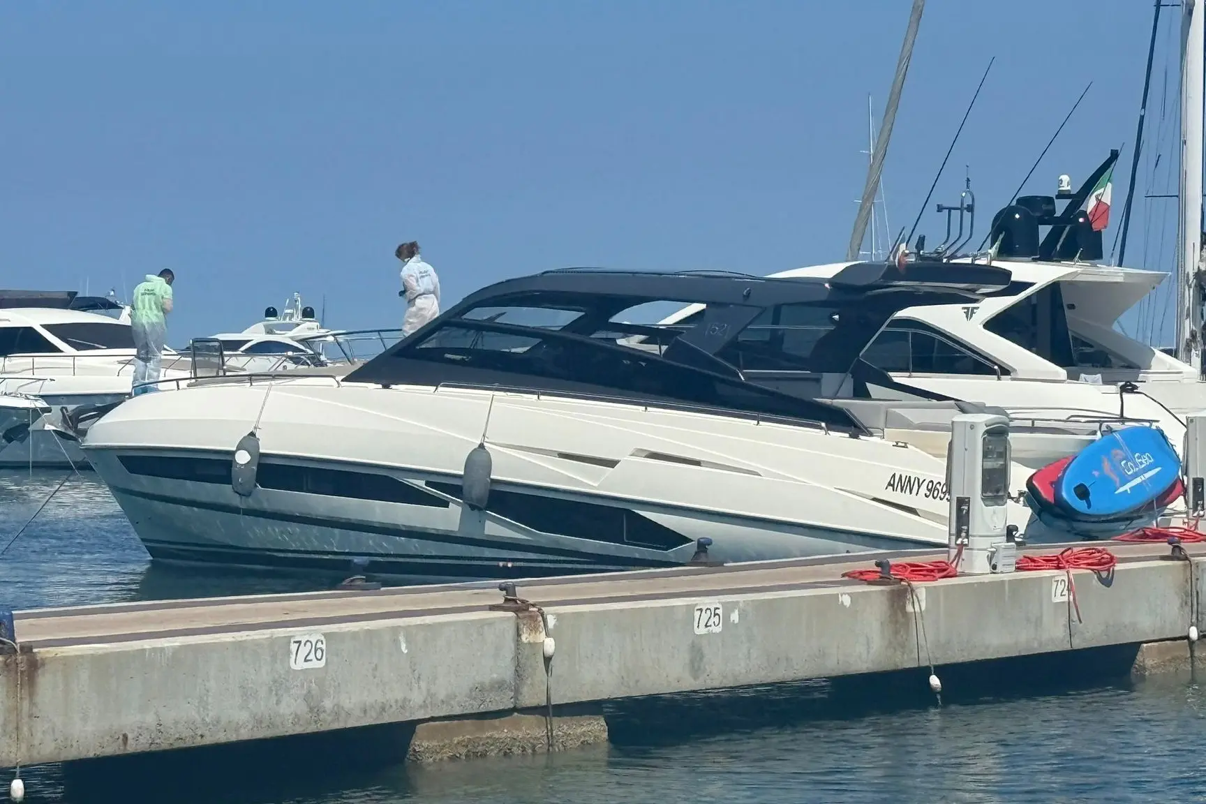 Sopralluogo nell'imbarcazione dove è stato ritrovato il cadavere del giovane, nella Marina di Portisco (foto Orrù)