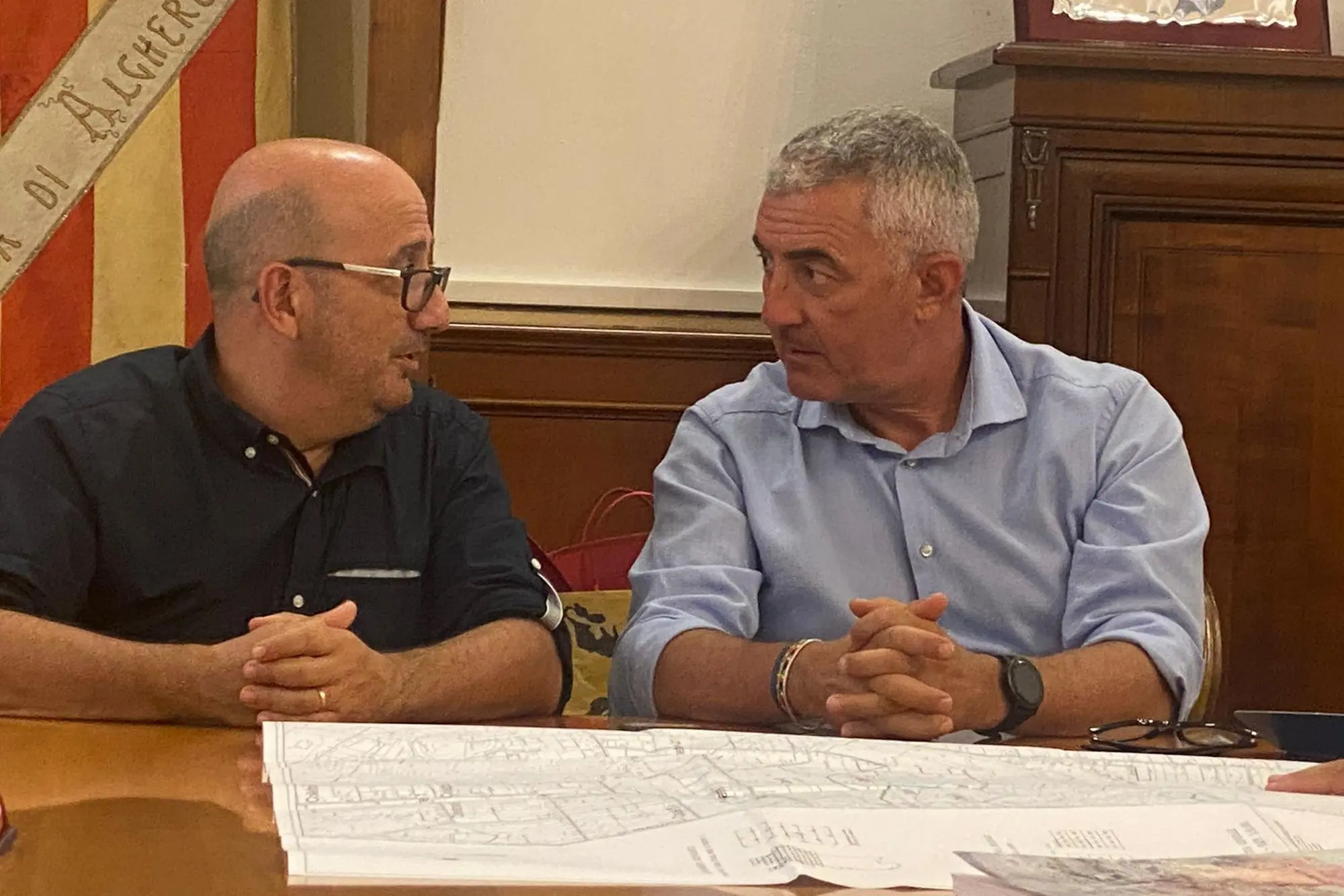 Il capogruppo del Pd Mimmo Pirisi e il sindaco di Alghero Mario Conoci (foto Fiori)