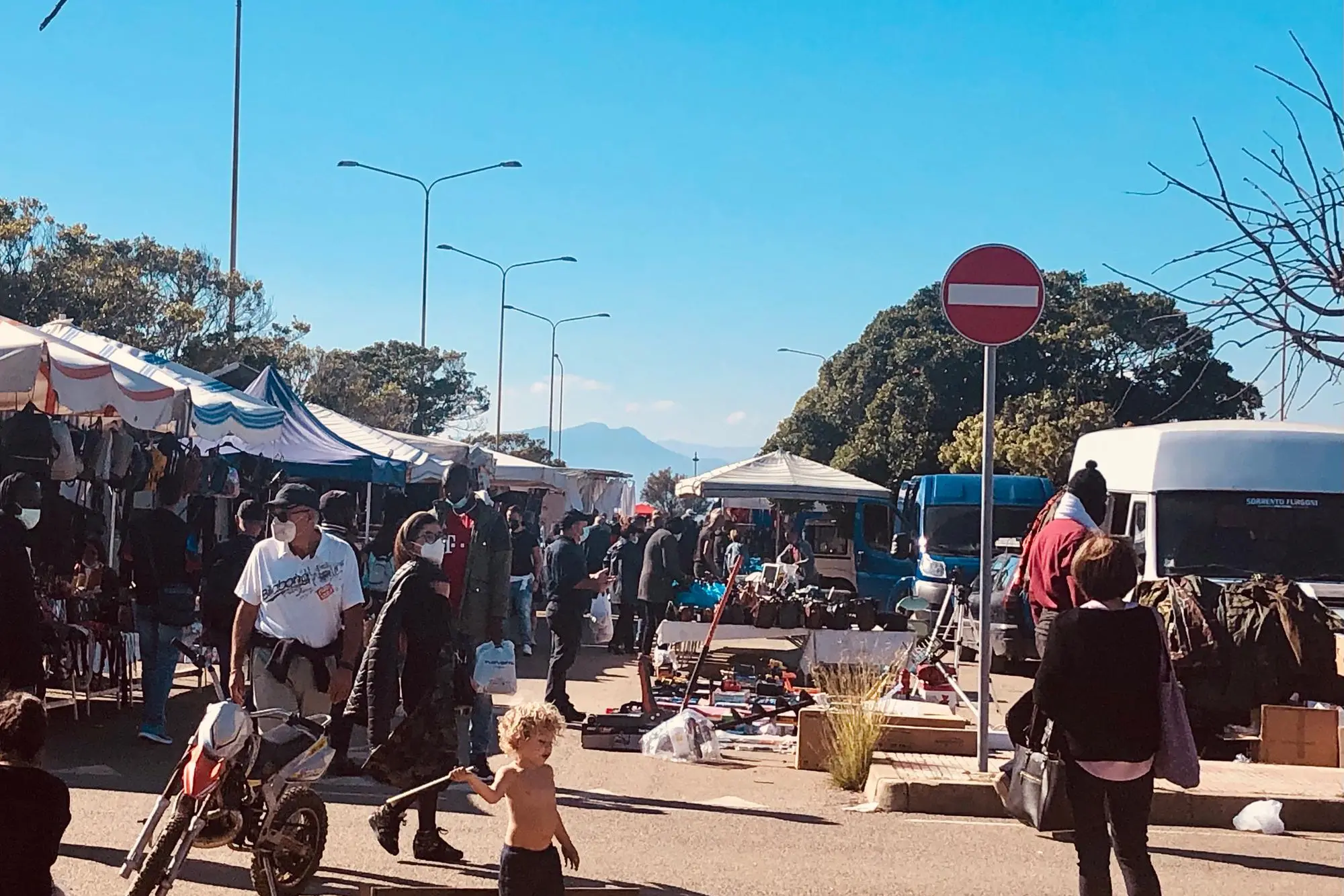 Il mercatino domenicale nel parcheggio Cuore di Sant'Elia (L'Unione Sarda)