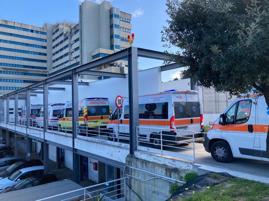 Le file di ambulanze, i pochi volontari, associazioni del 118 sul piede di guerra: «Convenzione inadeguata»