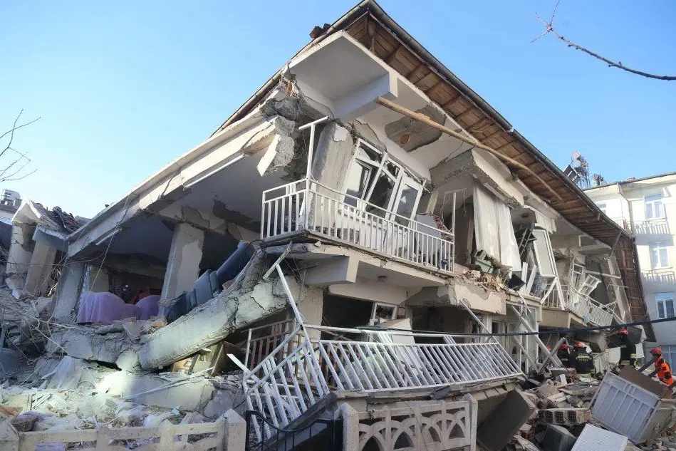 Un edificio crollato in Turchia a seguito del terremoto)
