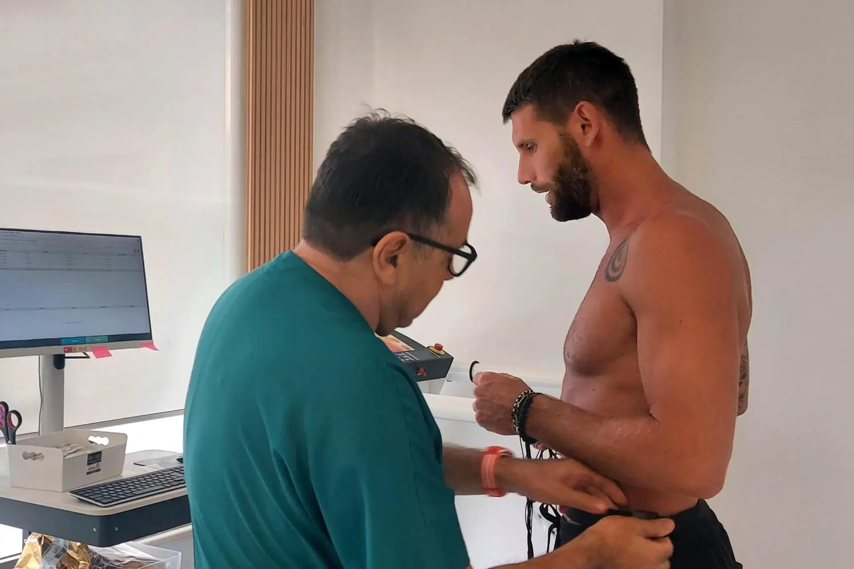 Iniziato il raduno della Torres per preparare la stagione 2026/27 Il difensore Antonelli dirante la visita medica (foto Torres)