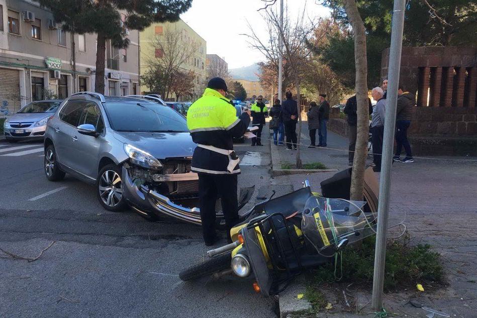 L'auto e lo scooter dopo l'incidente (foto Fabio Murru)