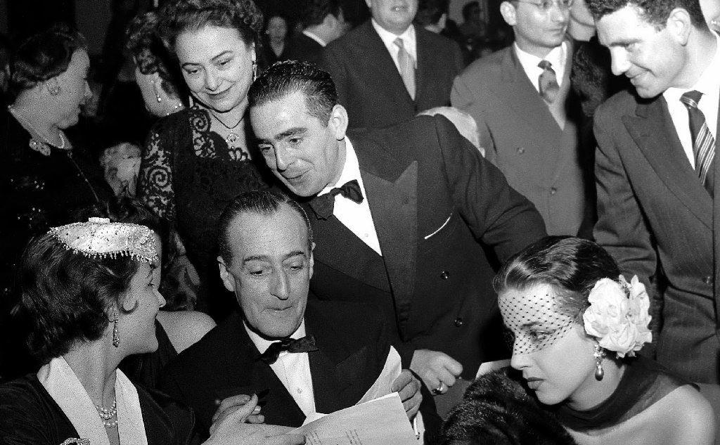 Antonio De Curtis accompagnato dall'allora fidanzata Franca Faldini (a destra) alla serata finale del Festival di San Remo nel 1954