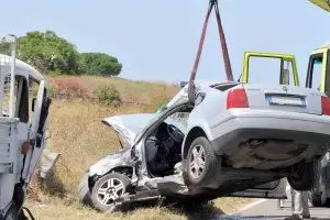 La Volkswagen accartocciata dopo l'incidente viene portata via dal carro attrezzi (foto A.C.)