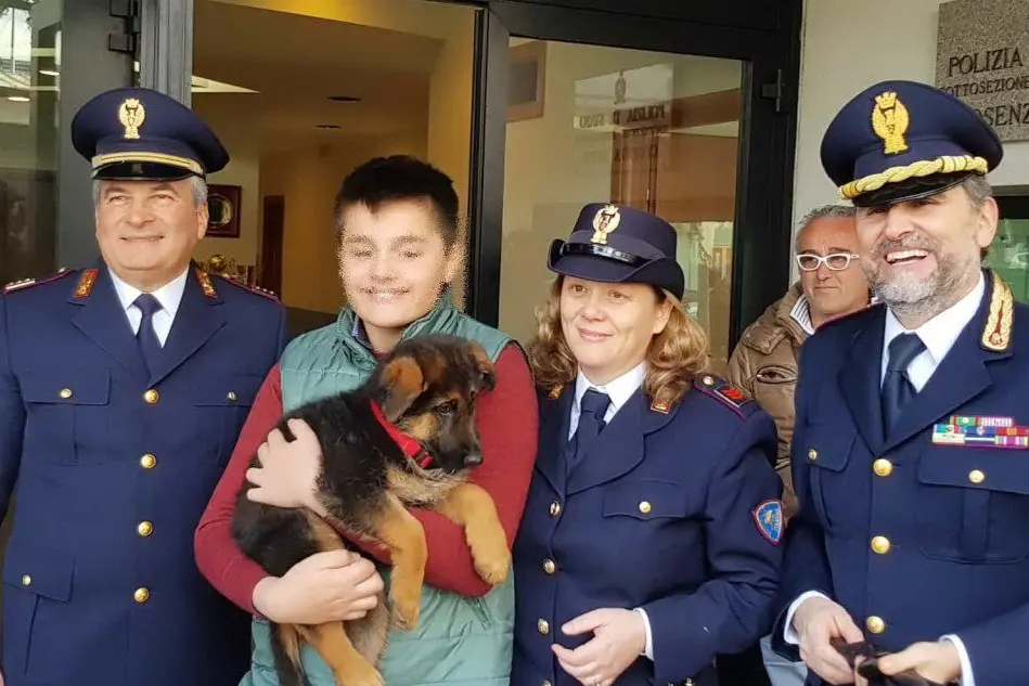 La polizia con il ragazzo cui è stato donato il cucciolo