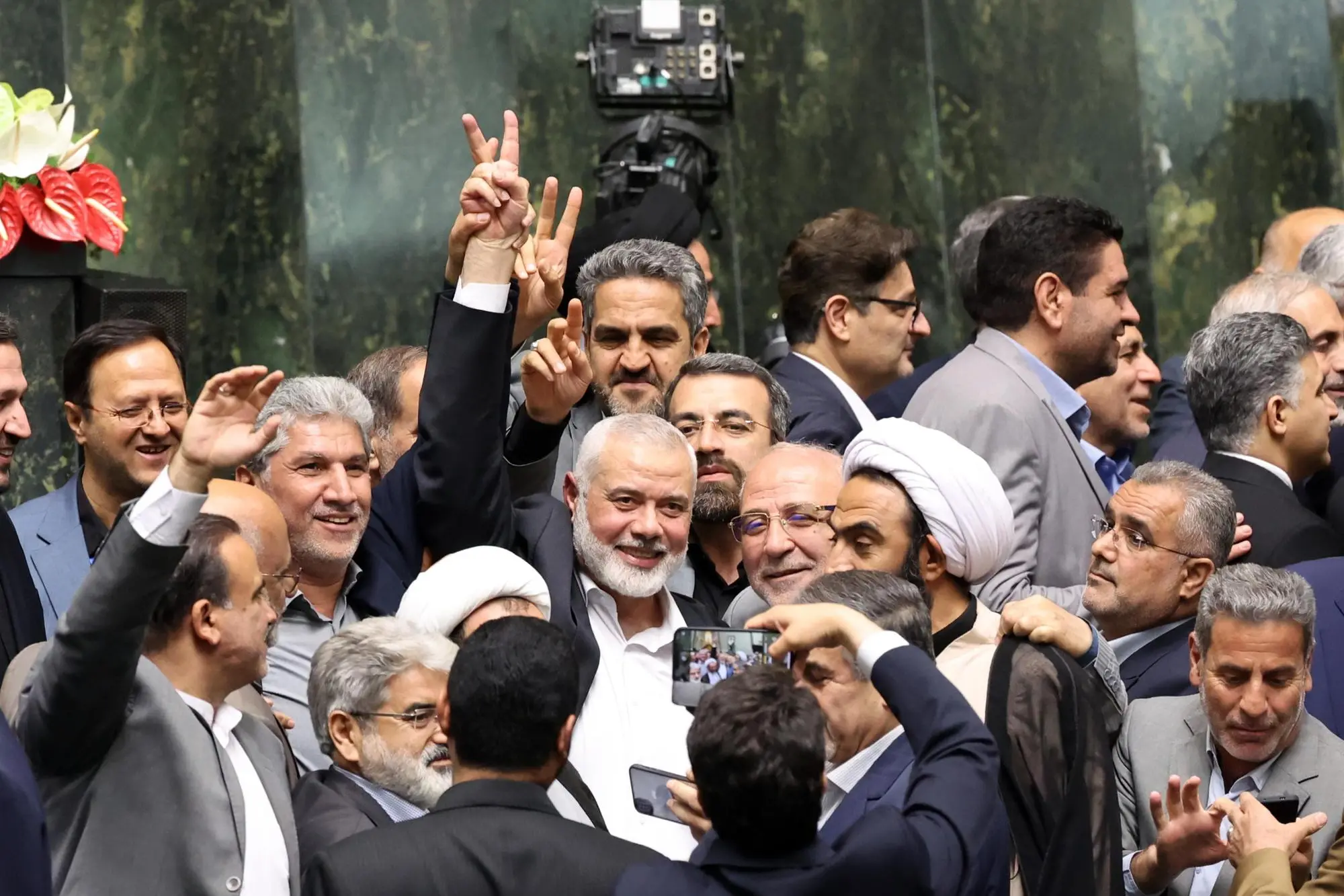 Ismail Haniyeh, al centro (Ansa)