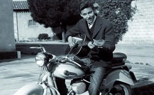 La sua è una poesia senza tempo