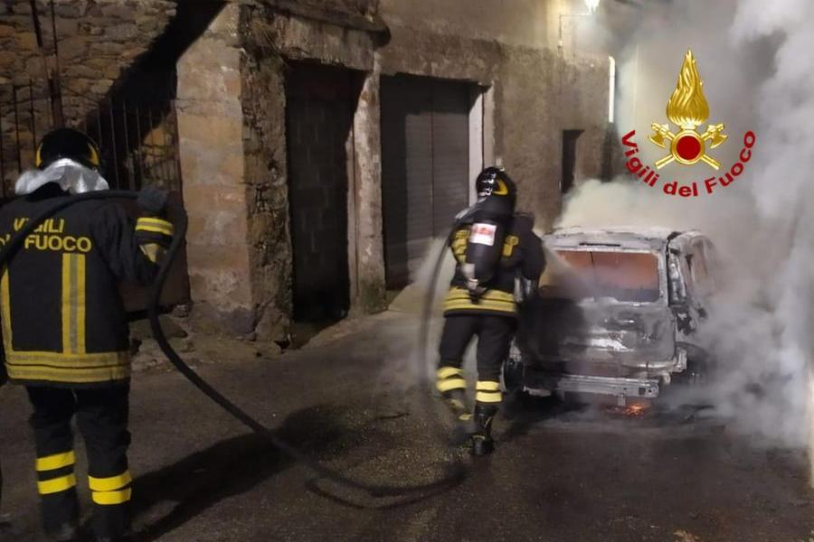 Auto in fiamme a Nurri, intervengono i vigili del fuoco