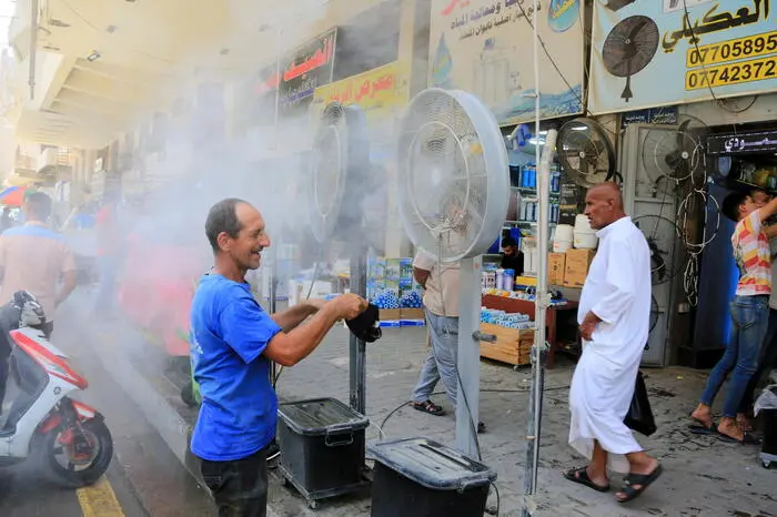 Un uomo in cerca di refrigerio (Ansa - Epa)