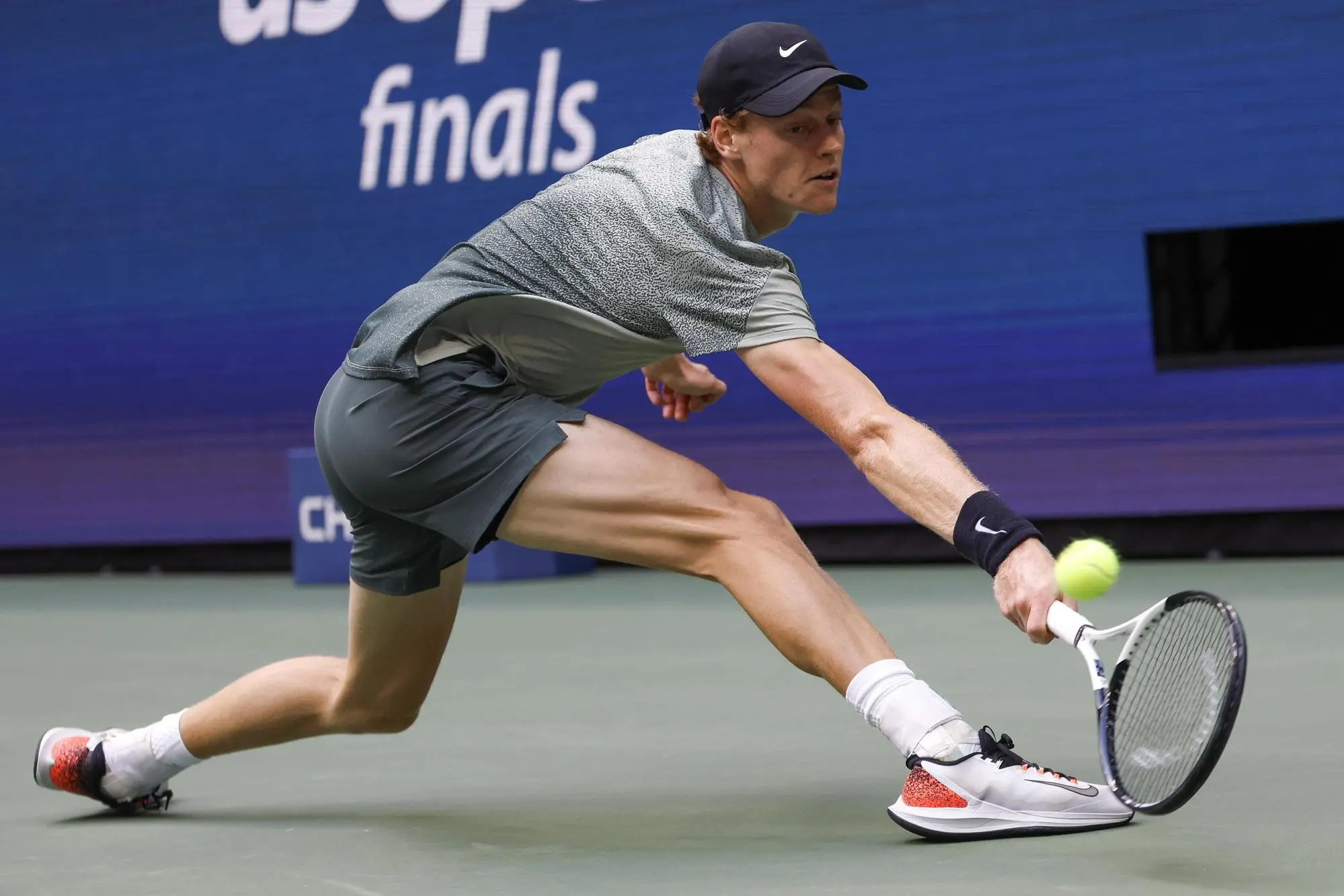 epa11593959 Jannick Sinner of Italy in action against Taylor Fritz of the US during the men’s finals match at the US Open Tennis Championships at the USTA Billie Jean King National Tennis Center in Flushing Meadows, New York, USA, 08 September 2024. The US Open tournament runs from 26 August through 08 September. EPA/JOHN G. MABANGLO