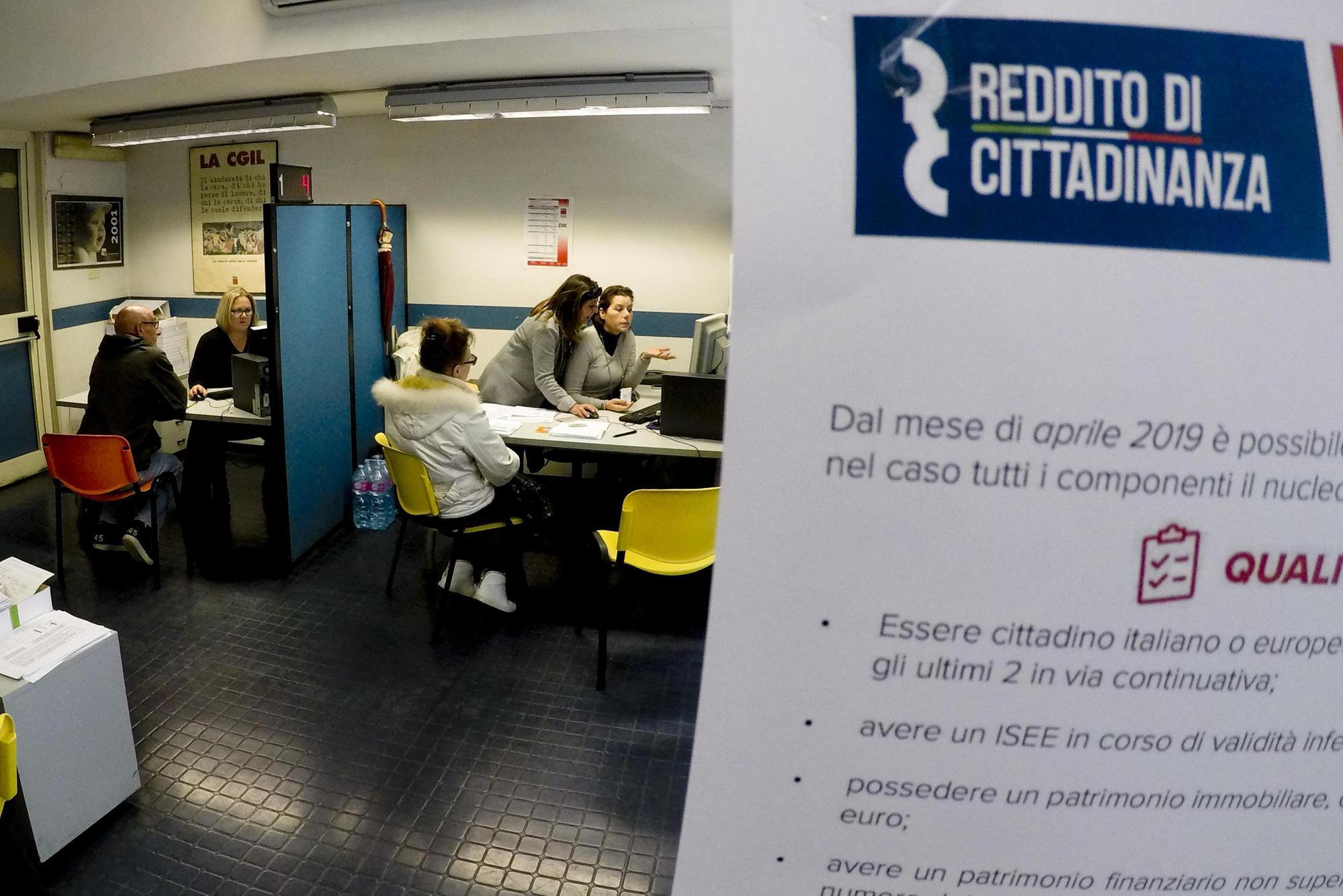 In Sardegna oltre 500 percettori di reddito di cittadinanza in  meno in un solo mese (Ansa)