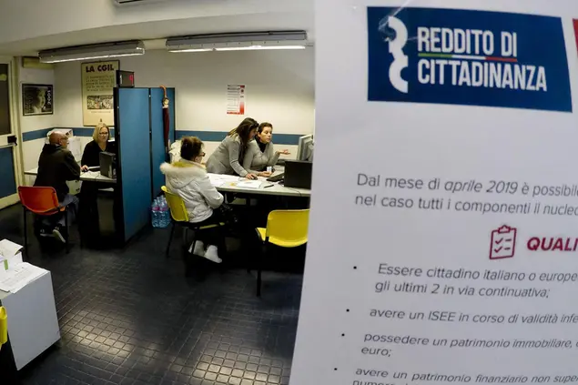 In Sardegna oltre 500 percettori di reddito di cittadinanza in meno in un solo mese (Ansa)