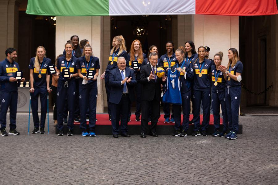 ll Presidente del Consiglio Mario Draghi riceve a palazzo Chigi le Nazionali italiane di pallavolo (foto Ansa)