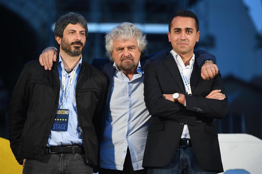 Beppe Grillo con Luigi Di Maio e Roberto Fico (Ansa)