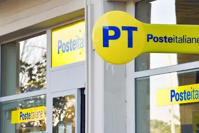 Poste italiane, disagi e disservizi per un problema informatico (foto Ansa)