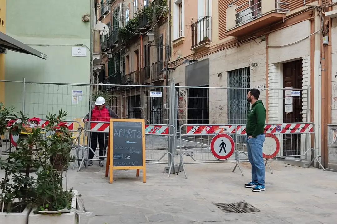 La zona transennata alla Marina (L'Unione Sarda)