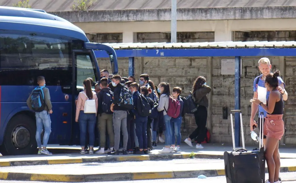 Studenti pendolari alla fermata del pullman (foto Gualà archivio L'Unione Sarda)