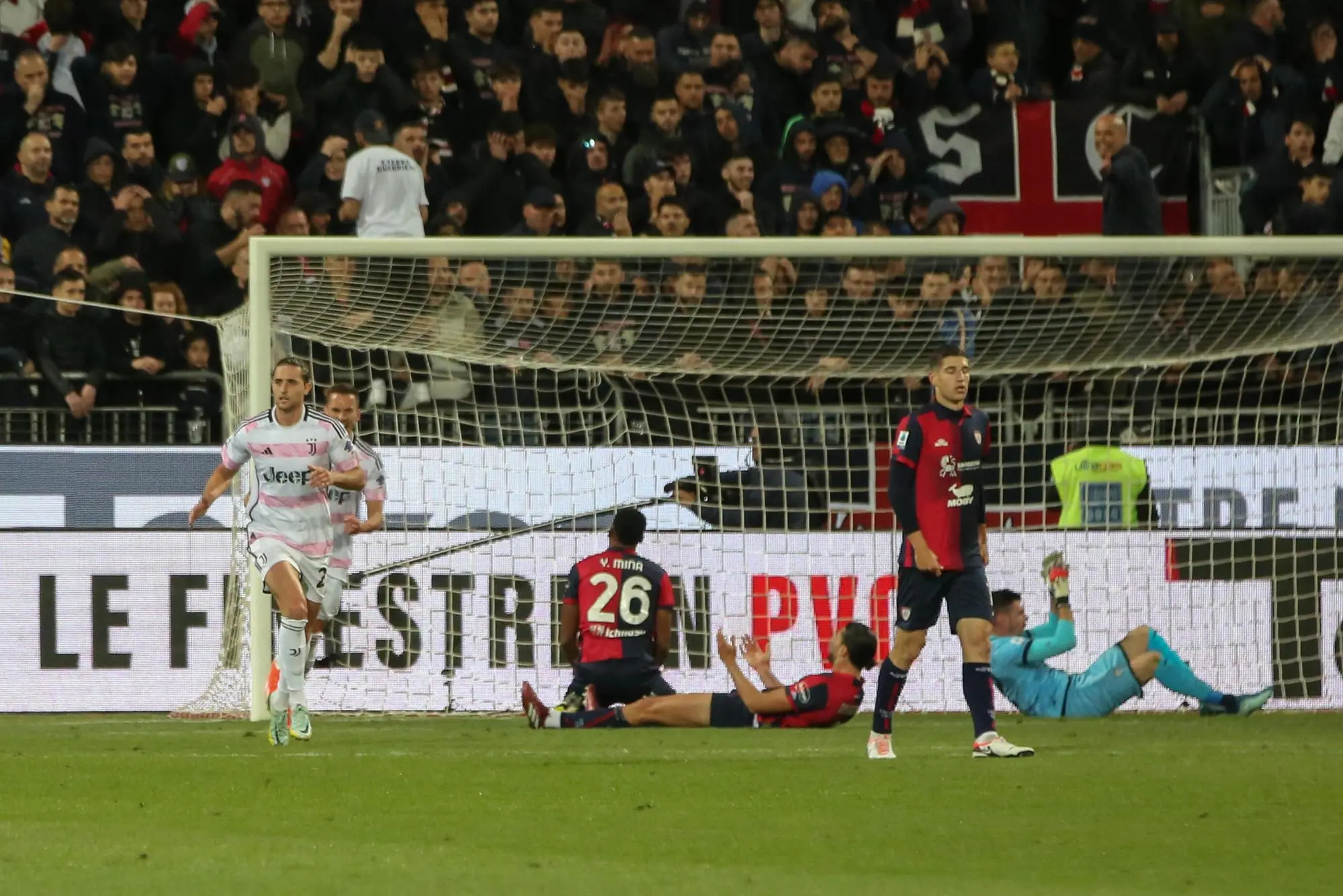 Cagliari-Juventus, la delusione dopo l'autogol di Dossena (Ansa)