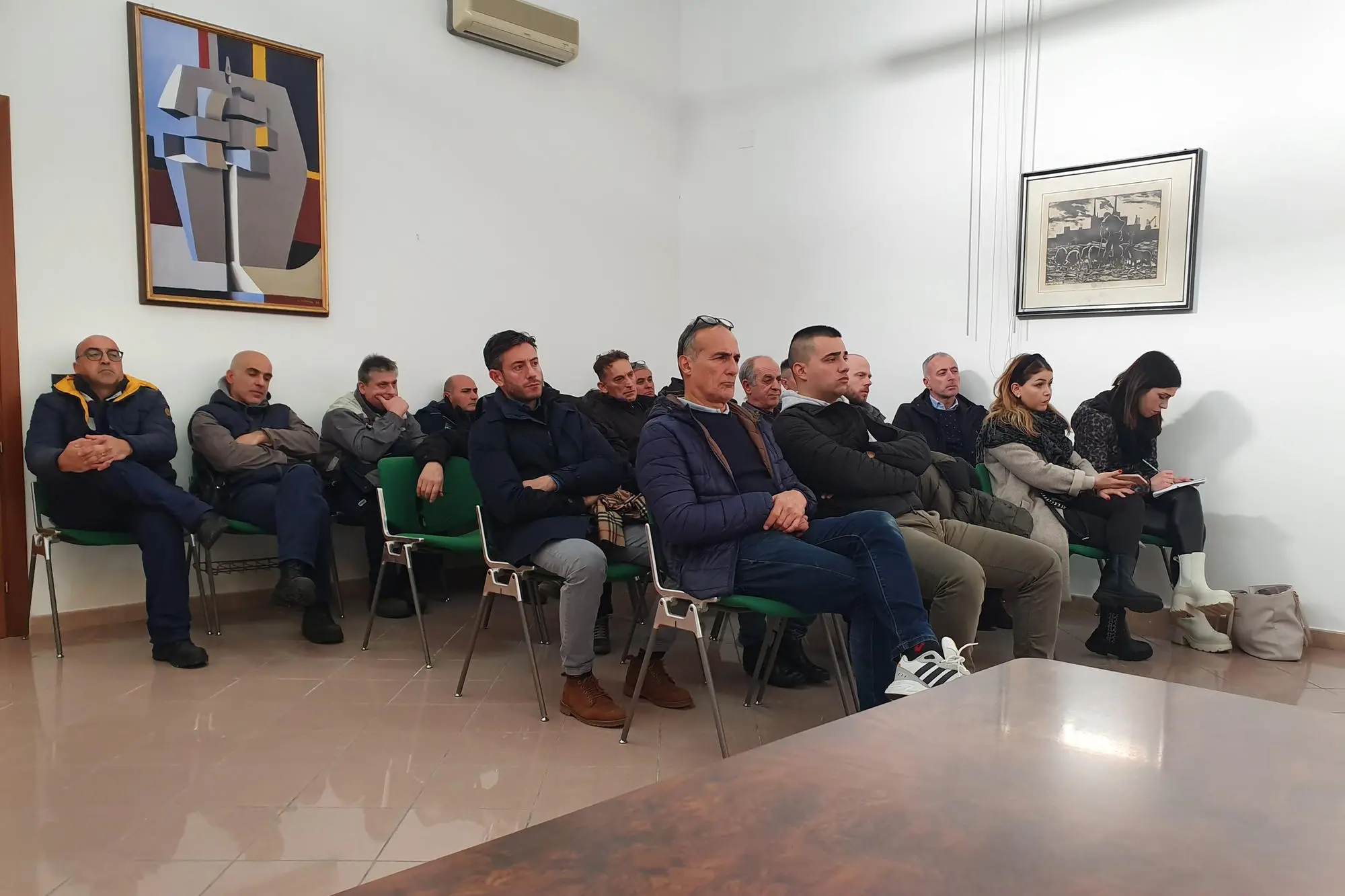 Gli operai della Tossilo in assemblea (Foto: Oggianu)