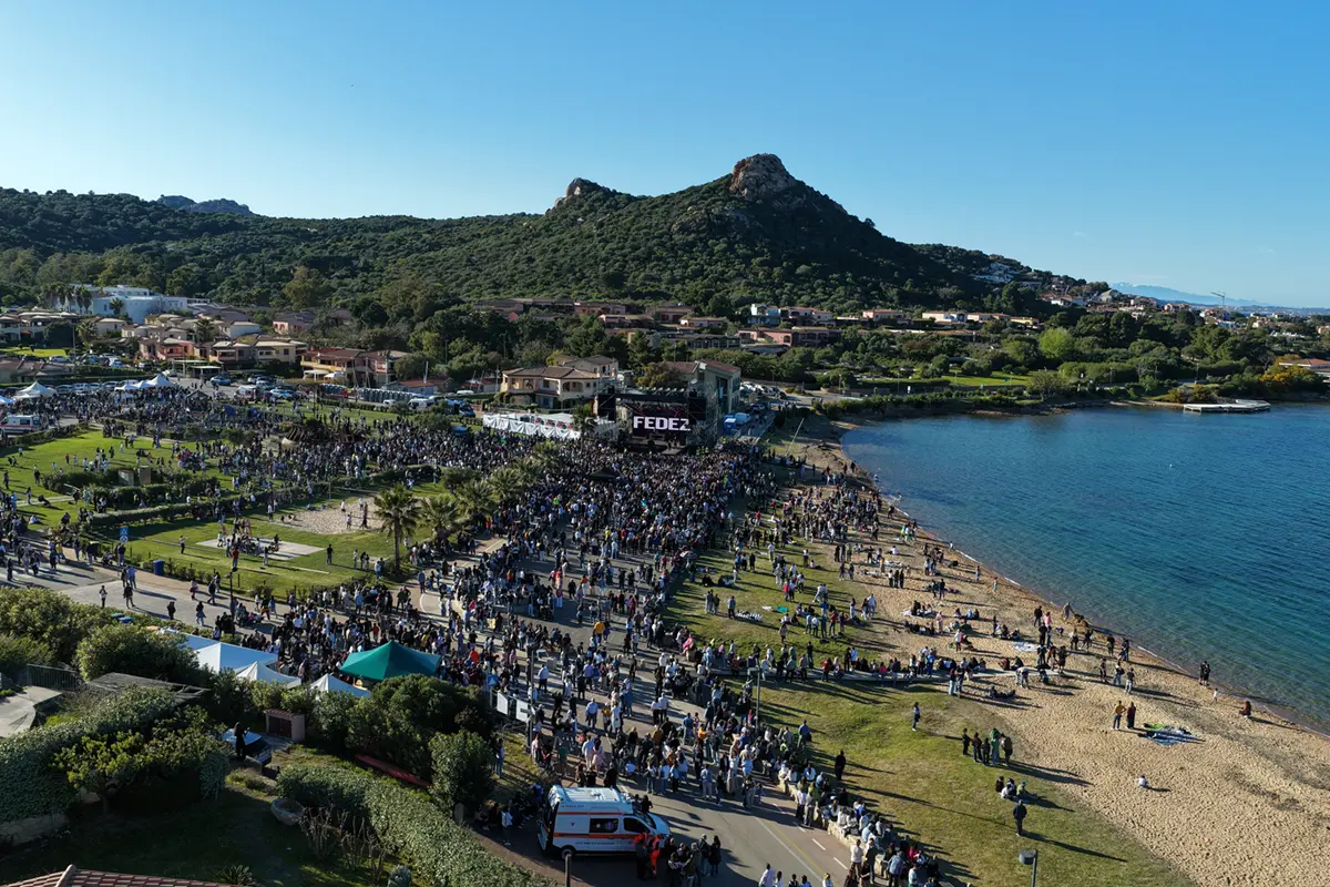 Grande folla per il concerto a Cannigione (foto Ronchi)